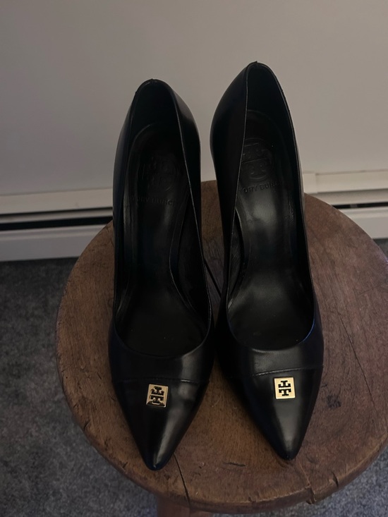 Tory Burch Shoes - Tory Burch Black Leather Pointed Toe Pumps with Gold Logo